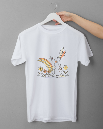 T-shirt fun avec un lapin joyeux et charmant sous un arc-en-ciel printanier