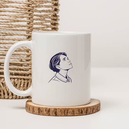 Mug avec décor élégant montrant un jeune garçon rêveur dans un style artistique doux