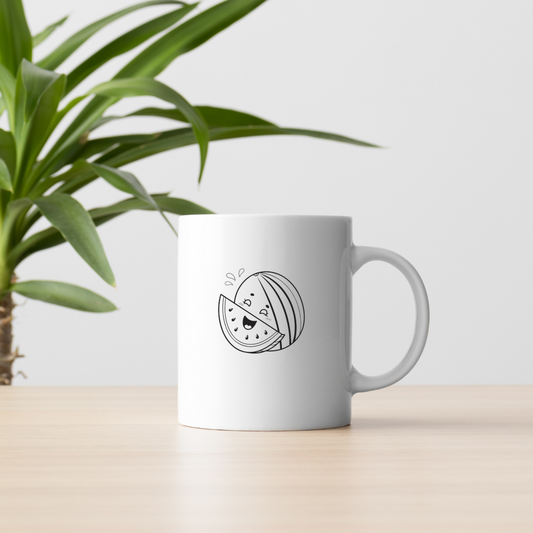 Mug avec pastèque kawaii sur fond estival pour un look gourmand et joyeux