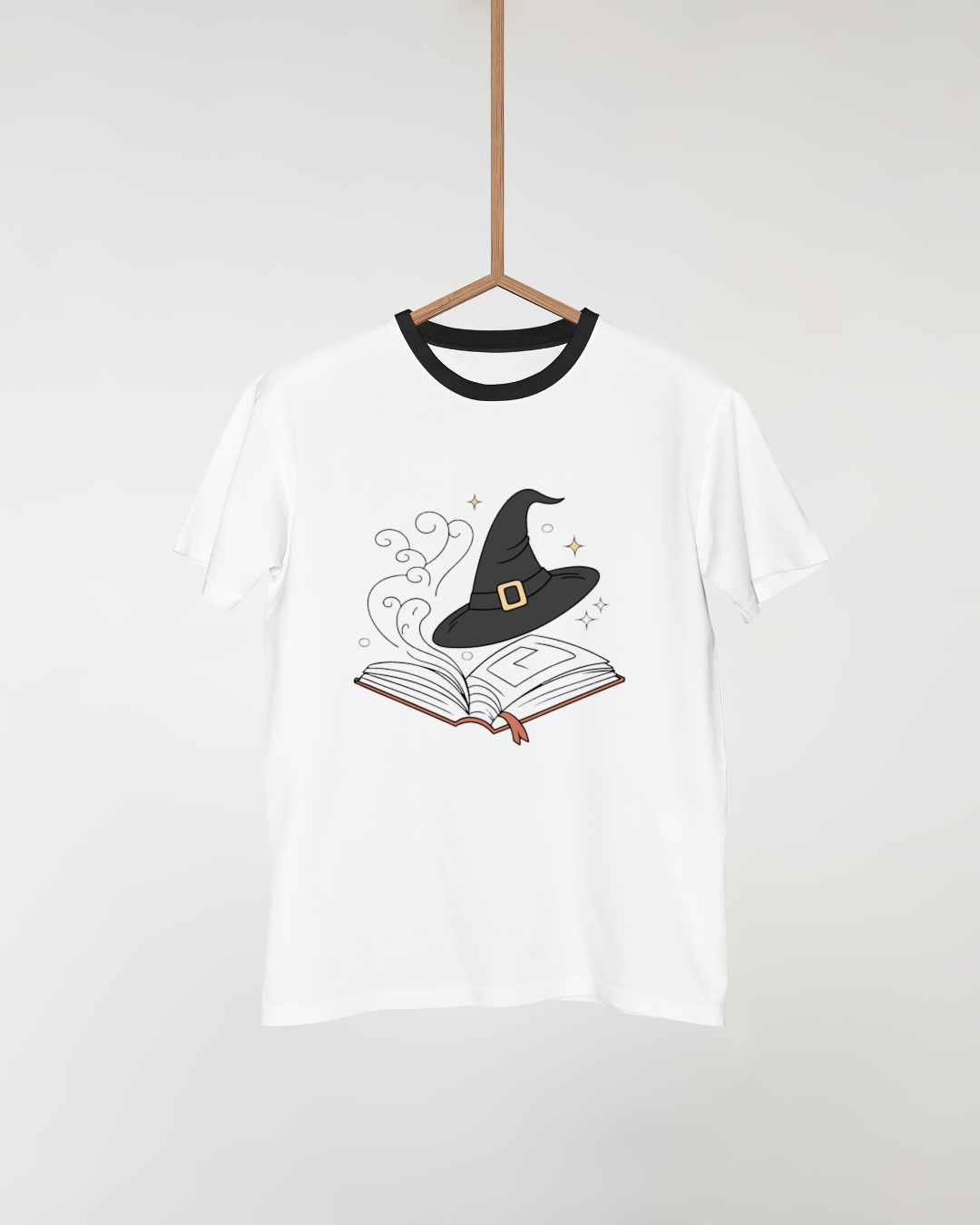 T-shirt magique avec chapeau de sorcier flottant sur fond Halloween sombre