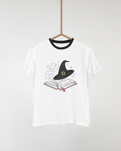 T-shirt magique avec chapeau de sorcier flottant sur fond Halloween sombre