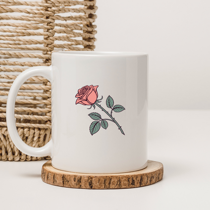 Mug avec motif floral illustratif.
