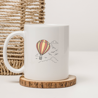 Mug décoré d'une montgolfière dessin style doodle pour des aventures aériennes