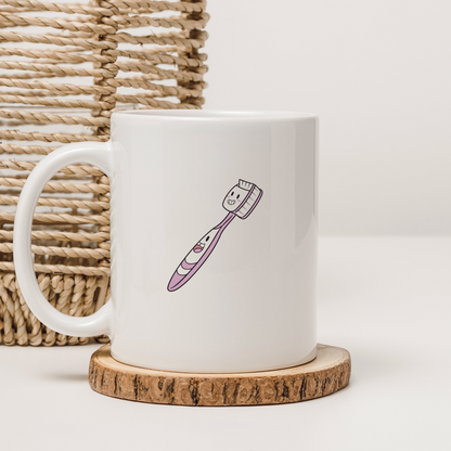Mug blanc avec brosse à dents souriante sur fond pastel, ambiance salle de bain douce