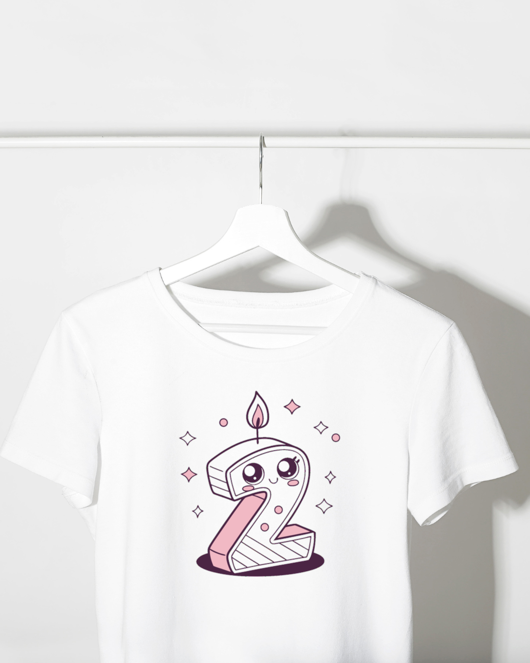 Design kawaii de bougie numéro 2 sur T-shirt, idéal pour les fêtes d'anniversaire.