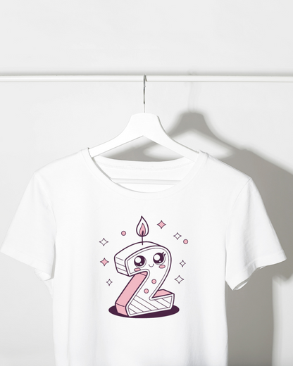 Design kawaii de bougie numéro 2 sur T-shirt, idéal pour les fêtes d'anniversaire.