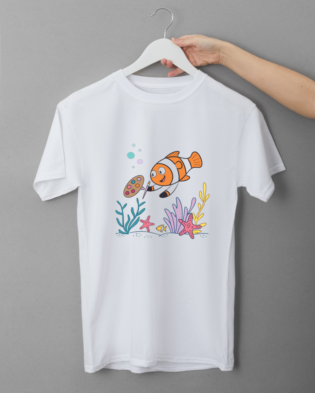 T-shirt amusant avec poisson clown en style cartoon sur thème marin