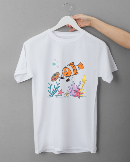 T-shirt amusant avec poisson clown en style cartoon sur thème marin