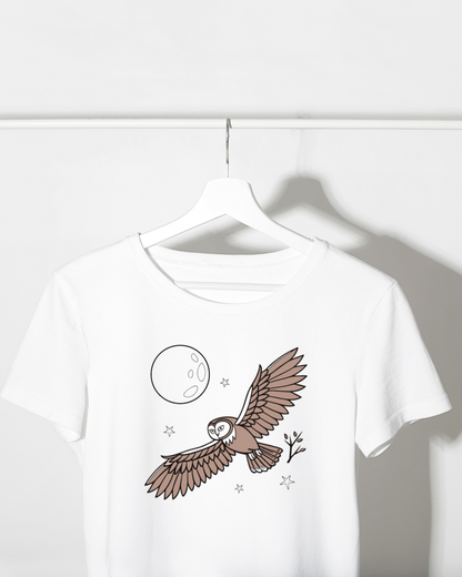 T-shirt avec chouette animée volant sous la lune dans un style nocturne mystique