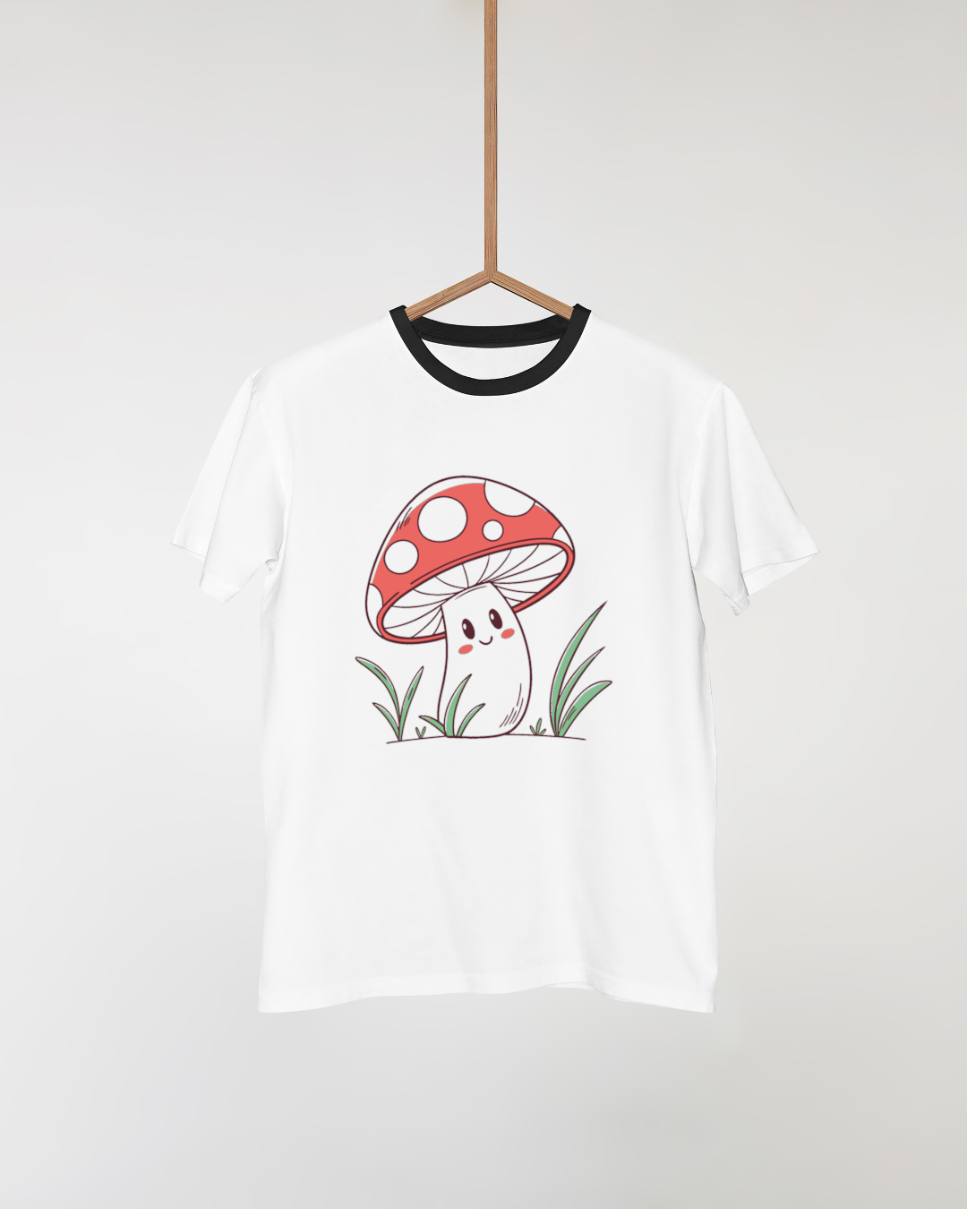 T-shirt montrant un champignon souriant avec style doodle dans un cadre naturel