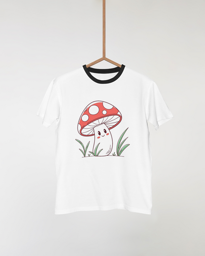T-shirt montrant un champignon souriant avec style doodle dans un cadre naturel