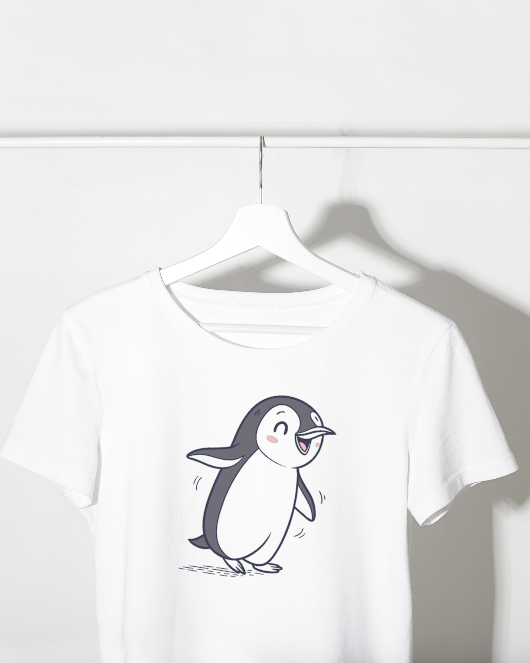 T-shirt avec pingouin ludique marchant, parfait pour une allure décontractée