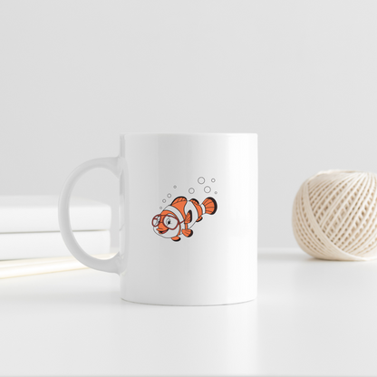 Mug avec un poisson-clown curieux nageant dans une aventure marine graphique