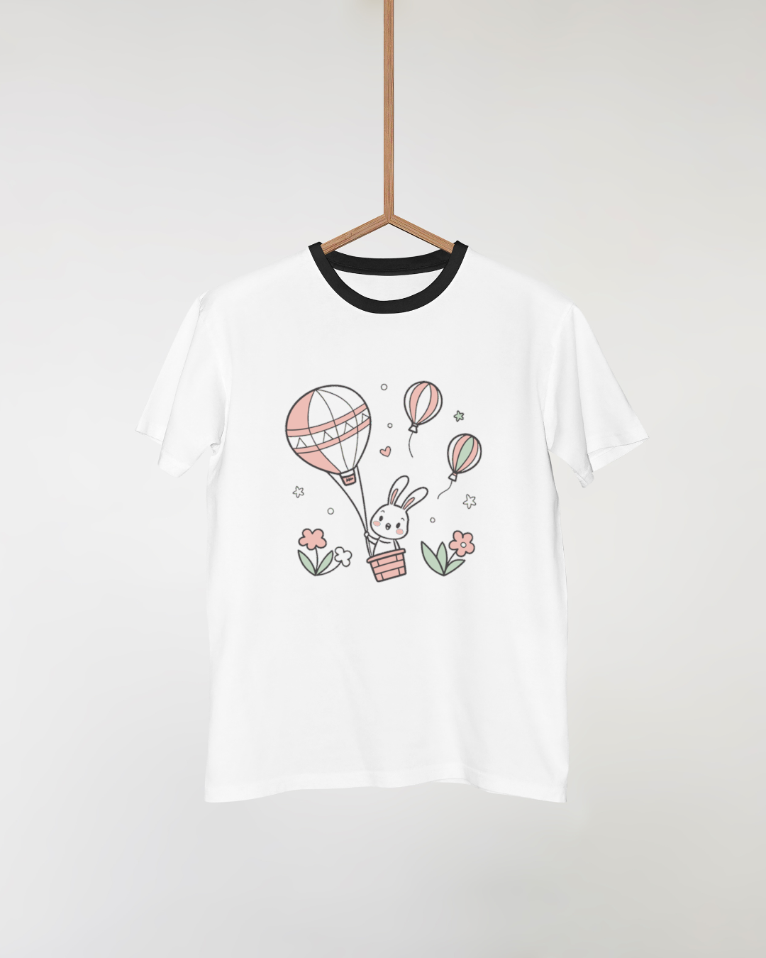 T-shirt aventurier avec motif pastel d'un lapin joyeux en montgolfière
