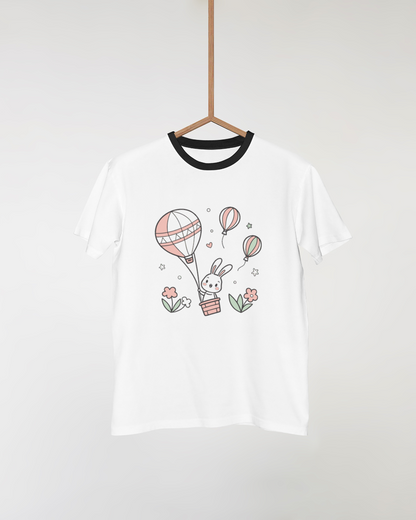T-shirt aventurier avec motif pastel d'un lapin joyeux en montgolfière
