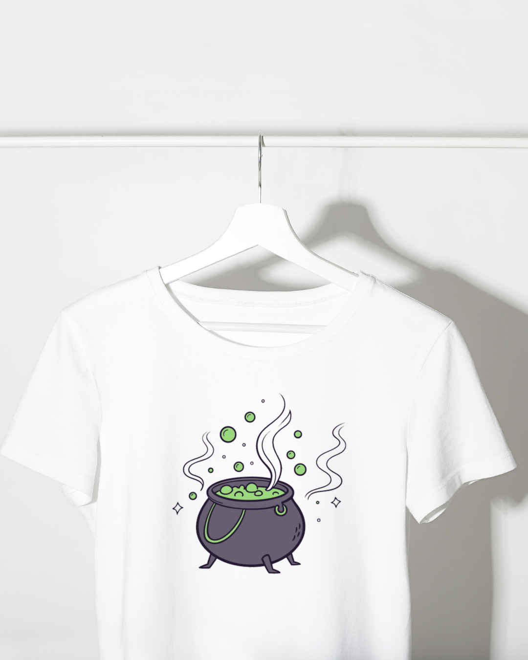 T-shirt avec chaudron magique en ébullition ambiance Halloween captivante