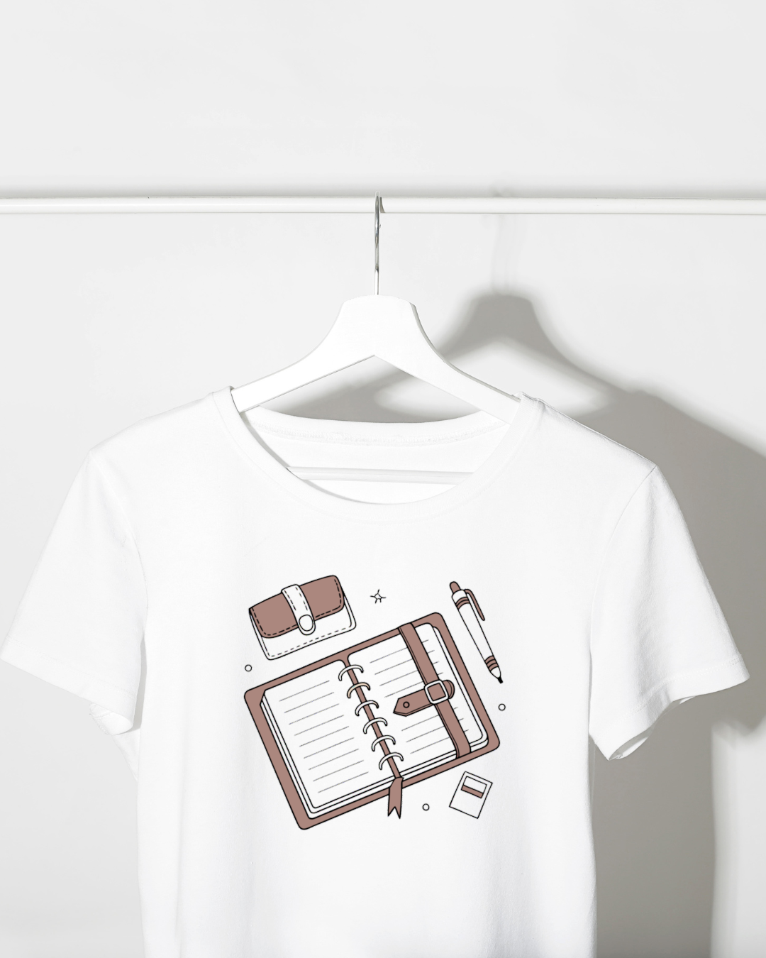 T-shirt tendance montrant un carnet stylé en design minimaliste pour les amateurs de papeterie