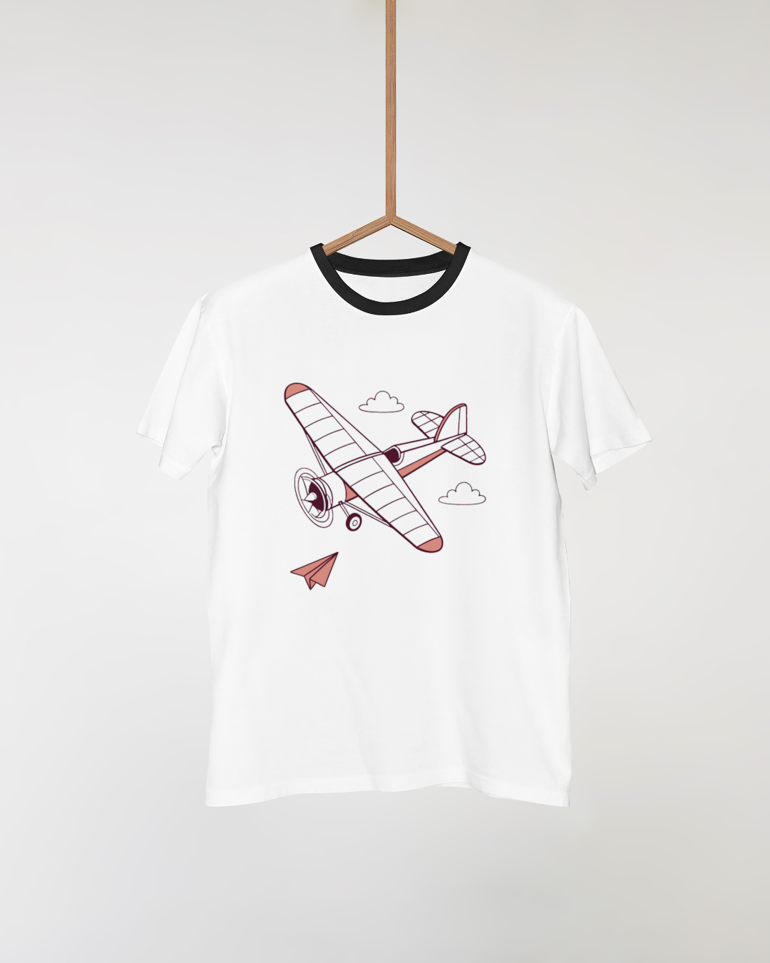 T-shirt avec avion rétro planant sur fond neutre, idéal pour l'exploration aérienne