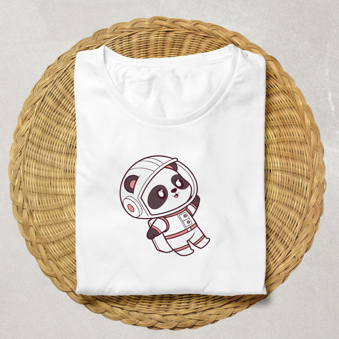 T-shirt décoratif avec un panda astronaute style kawaii ambiance voyage galactique