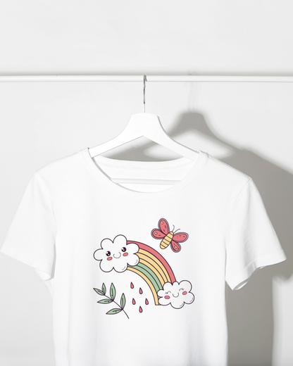 T-shirt kawaii avec un nuage joyeux et arc-en-ciel, ambiance printemps vibrant