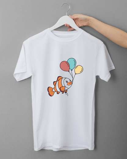 T-shirt avec poisson clown volant coloré style cartoon pour une touche marine fun