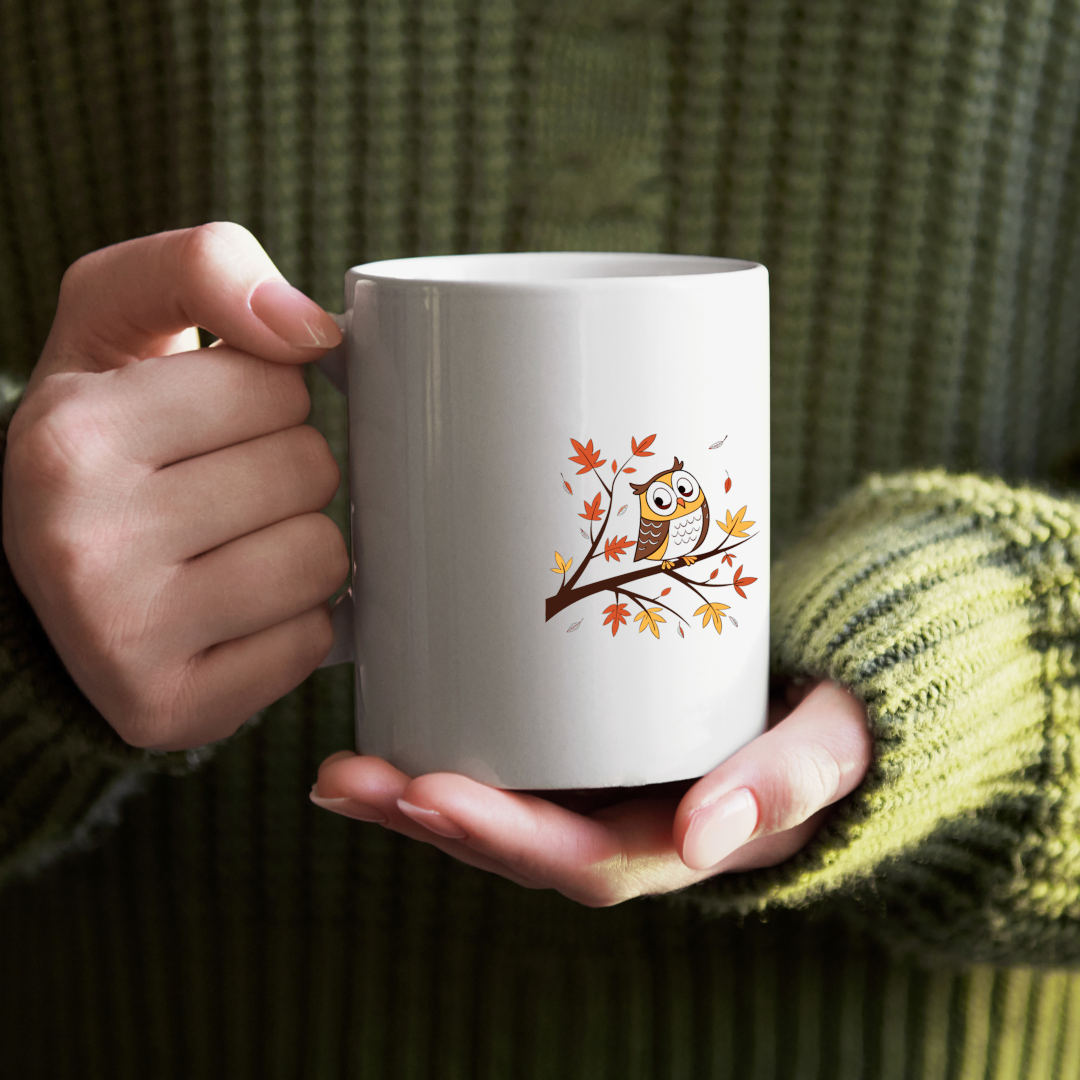 Mug avec chouette mignonne automnale perchée sur un fond blanc épuré