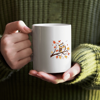 Mug avec chouette mignonne automnale perchée sur un fond blanc épuré