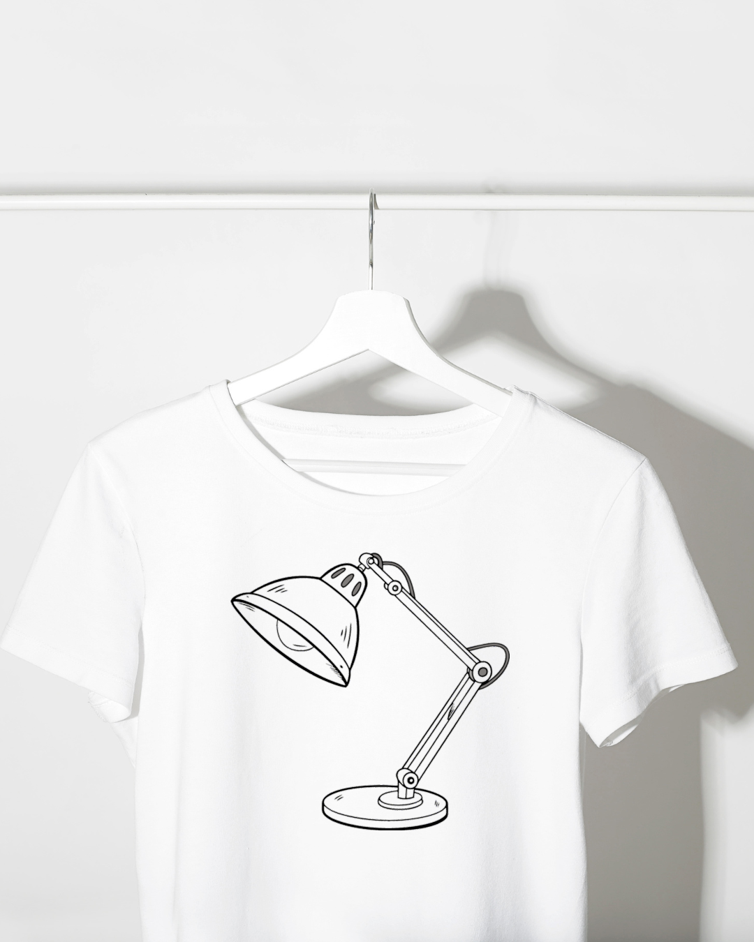 T-shirt avec graphique minimaliste de lampe de bureau, style épuré et moderne