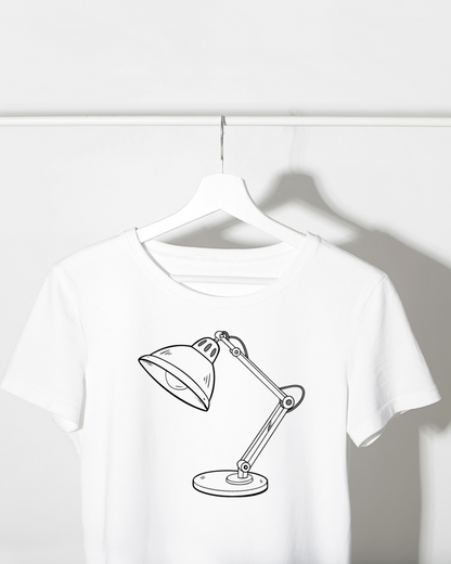 T-shirt avec graphique minimaliste de lampe de bureau, style épuré et moderne