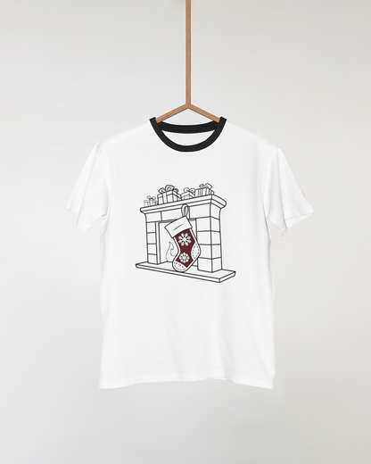 T-shirt avec une chaussette festive vintage évoquant l'esprit enchanté de Noël