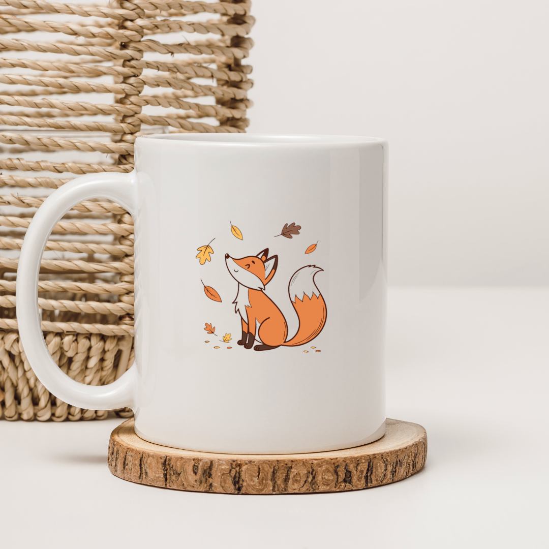 Mug chaleureux avec un renard heureux parmi les feuilles d'automne