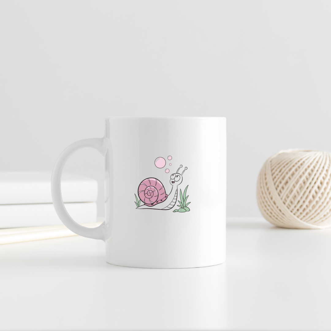 Mug avec escargot joyeux souffle des bulles pastel dans un thème jardin ludique