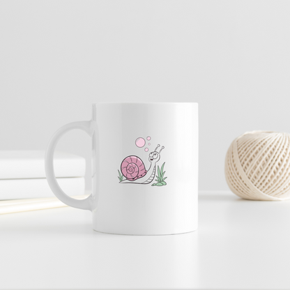 Mug avec escargot joyeux souffle des bulles pastel dans un thème jardin ludique
