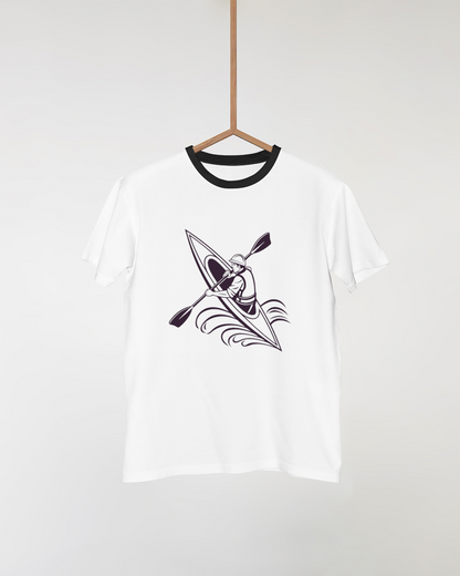 T-shirt avec kayakiste dynamique illustrant un thème aquatique vivifiant