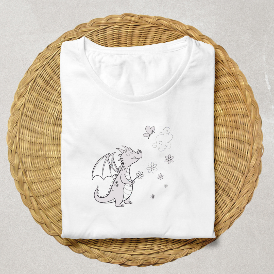 T-shirt orné d'un dragon rêveur et papillon, design paisible et enchanteur