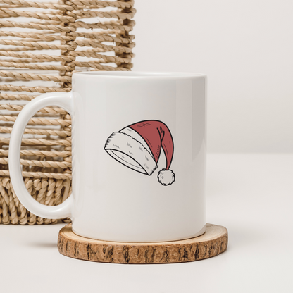 Mug en céramique avec un chapeau festif aux couleurs hivernales
