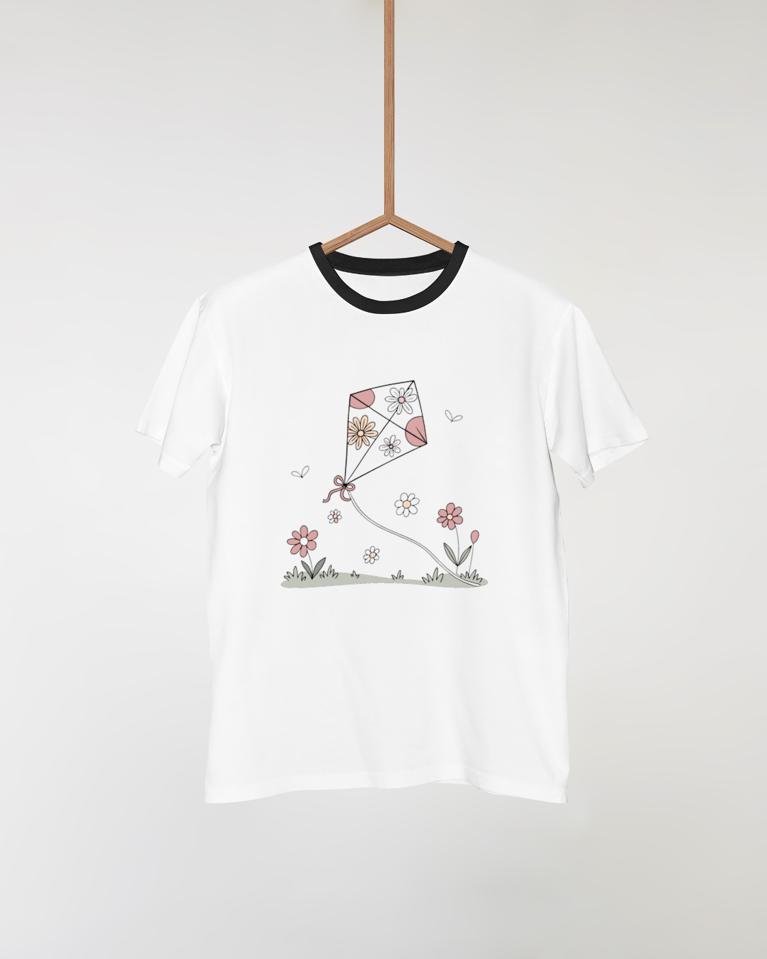 T-shirt avec cerf-volant fleuri printanier dans des tons pastel doux
