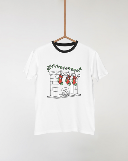 T-shirt avec motif chaussettes cheminée en style plat pour une ambiance Noël