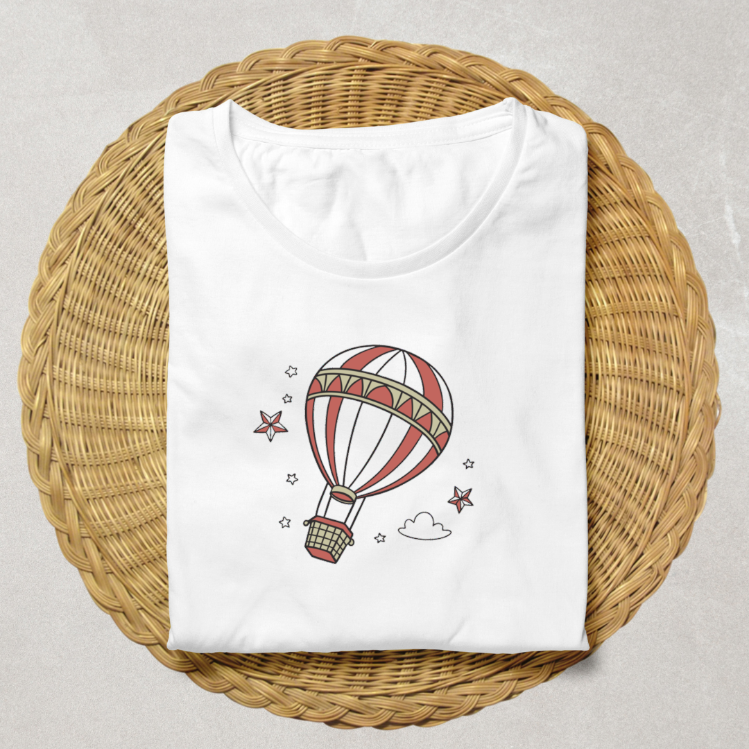 T-shirt avec montgolfière cartoon flottant sous le thème aventure céleste