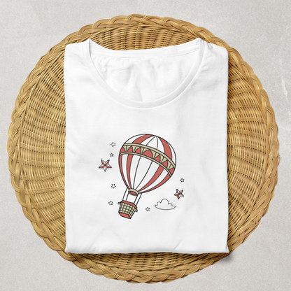 T-shirt avec montgolfière cartoon flottant sous le thème aventure céleste