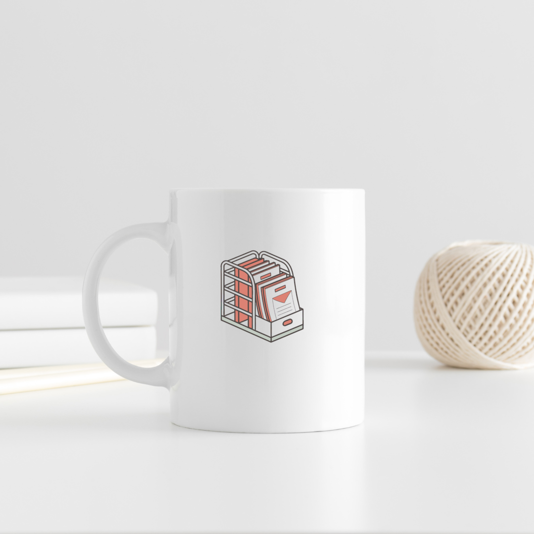 Mug avec graphisme pastel d'un bureau créatif et rangement de dossiers organisé