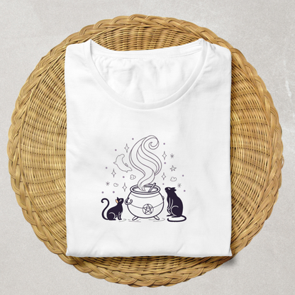 T-shirt sorcellerie avec chats curieux et chaudron magique dans un style enchanté