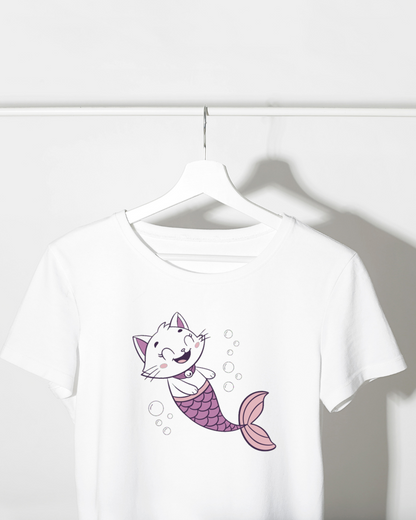 T-shirt avec chat sirène heureux style kawaii sur fond marin